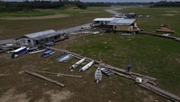 Kemarau dan suhu ekstrem telah membuat sungai yang berada di kota Manaquiri, di negara bagian Amazonas, Brasil, mengering. 