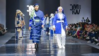 Direktur Jenderal (Dirjen) Pendidikan Vokasi, Kiki Yuliati, dan Sekrektaris Jenderal Kemendikbudristek, Suharti, turut tampil di atas catwalk. Keduanya mengenakan busana rancangan siswa SMK NU Banat Kudus dan SMK Syubbanul Wathon. (Foto: Kemendikbud)