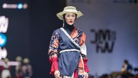 Dalam 1 jam, karya busana rancangan para siswa dan mahasiswa dari 12 satuan pendidikan vokasi ditampilkan oleh para model di runway JMFW 2024. Busana-busana tersebut didesain dan dibuat oleh mahasiswa dari 5 perguruan tinggi vokasi (PTV) dan 7 sekolah menengah kejuruan (SMK) Bidang Tata Busana.Adapun kelima PTV yang tampil, yakni ISI Yogyakarta, ISBI Bandung, AKS Ibu Kartini Semarang, Universitas Kristen Maranatha, dan ISWI Fashion Academy. Sementara itu, ketujuh SMK yang terlibat adalah SMK NU Banat Kudus, SMK Syubbanul Wathon, SMKN 1 Batu, SMK Cendika Bangsa Kepanjen, SMKN 1 Kasreman, SMK NU 2 Kedungpring, dan SMKN 3 Magelang. (Foto: Kemendikbud)