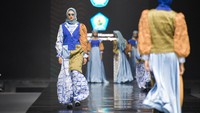Pada perhelatan kedua, panggung JMFW diwarnai dengan buah karya talenta vokasi. Sebanyak 72 karya dipamerkan dalam ajang tersebut. (Foto: Kemdikbud)