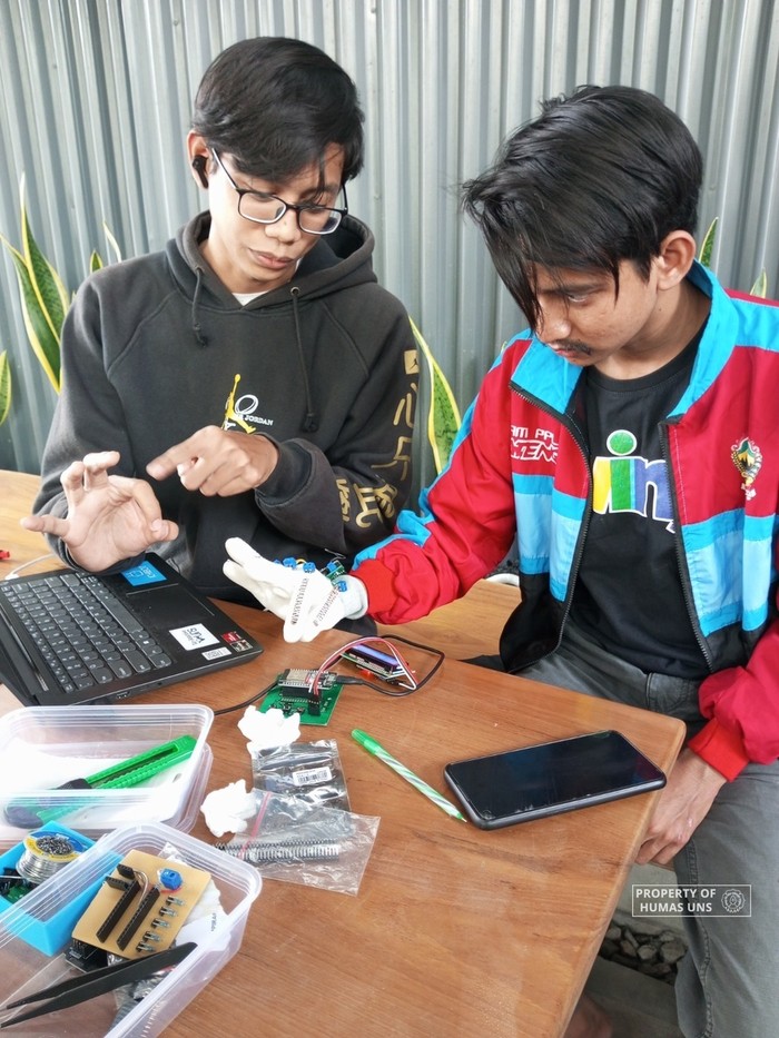 Tim PKM UNS Ciptakan Sarung Tangan Penerjemah SIBI