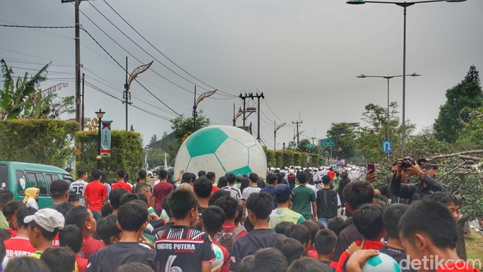 Trophy experience Piala Dunia U-17 2023 disambut meriah oleh warga Kabupaten Bandung di Lapangan Upakarti, Kabupaten Bandung, Minggu (22/10/2023).