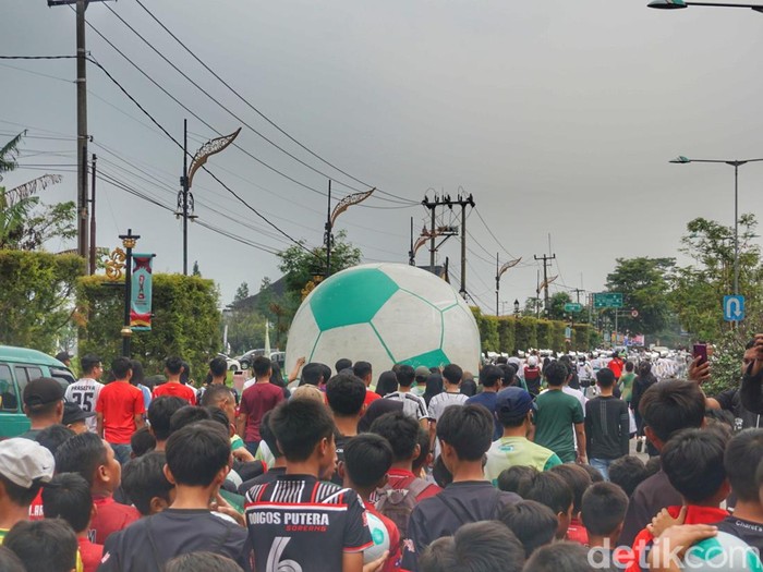 Trophy experience Piala Dunia U-17 2023 disambut meriah oleh warga Kabupaten Bandung di Lapangan Upakarti, Kabupaten Bandung, Minggu (22/10/2023).