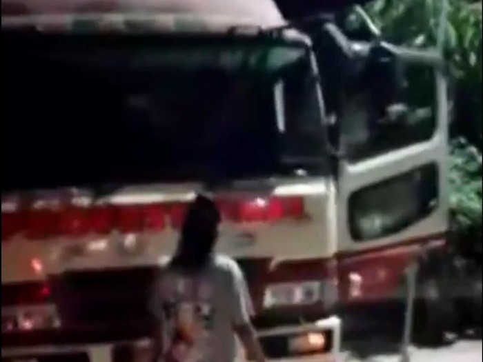 Truk yang dilempari batu di perbatasan Jombang-Lamongan.