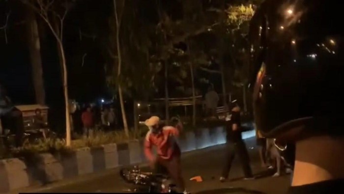 Video viral warga menghancurkan motor pembalap liar di Ponorogo.