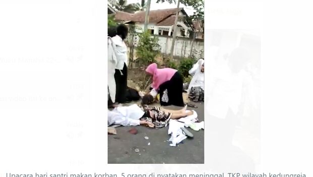 Viral video kecelakaan santri dinarasikan menelan 5 korban jiwa di Kedungreja, Cilacap, Minggu (22/10/2023). Polisi pastikan hanya ada satu korban tewas.