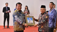 Komisaris NT Corp Nurdin Tampubolon, memberikan cendramata kepada Wakil Presiden (Wapres) Ma’ruf Amin usai melakukan Topping Off Ceremony NT Tower di Jakarta.