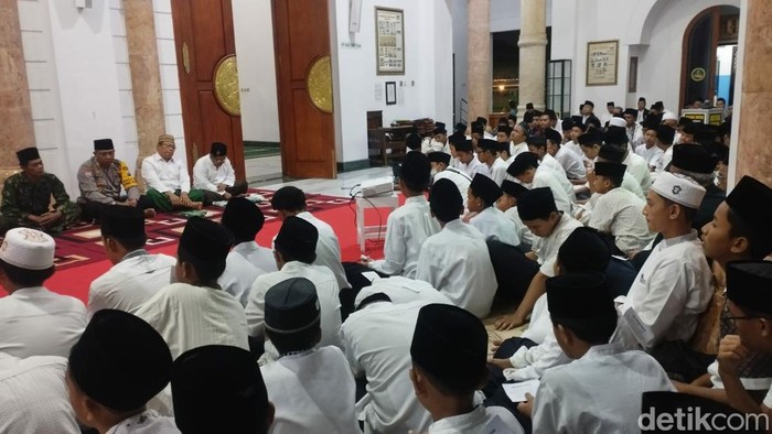 Warga Pacitan lantunkan selawat dan doakan Palestina di Hari Santri