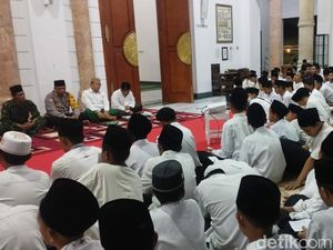 Warga Pacitan Lantunkan Selawat Nariyah Doakan Indonesia hingga Palestina