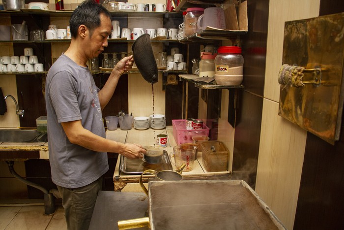 Pengunjung berbincang sambil menikmati minuman kopi di Warung Kopi (Warkop) Phoenam, Makassar, Sulawesi Selatan, Jumat (6/10/2023). Warkop legendaris tersebut didirikan pada 1946 oleh Liong Thay Hiong bersama kerabat dekatnya dan saat ini dikelola oleh generasi ketiga dengan tetap mempertahankan gaya penyajian secara tradisional. ANTARA FOTO/Arnas Padda/tom.