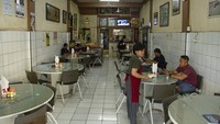 Selain kopi ada juga berbagai camilan roti yang dijual di sini. Bahkan kopi yang digunakan ada yang berasal dari Toraja.
