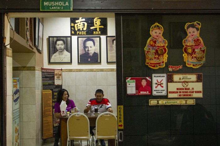 Pengunjung berbincang sambil menikmati minuman kopi di Warung Kopi (Warkop) Phoenam, Makassar, Sulawesi Selatan, Jumat (6/10/2023). Warkop legendaris tersebut didirikan pada 1946 oleh Liong Thay Hiong bersama kerabat dekatnya dan saat ini dikelola oleh generasi ketiga dengan tetap mempertahankan gaya penyajian secara tradisional. ANTARA FOTO/Arnas Padda/tom.