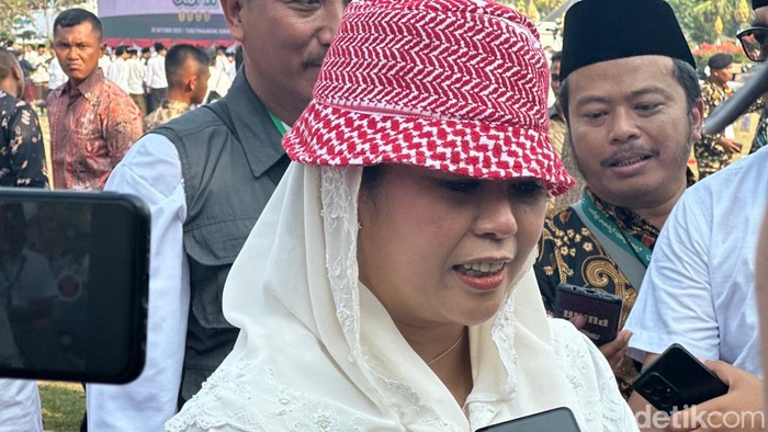 Yenny Wahid usai menghadiri apel Hari Santri di Tugu Pahlawan Surabaya.
