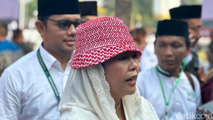 Yenny Wahid usai menghadiri apel Hari Santri di Tugu Pahlawan Surabaya.