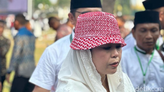 Yenny Wahid usai menghadiri apel Hari Santri di Tugu Pahlawan Surabaya.