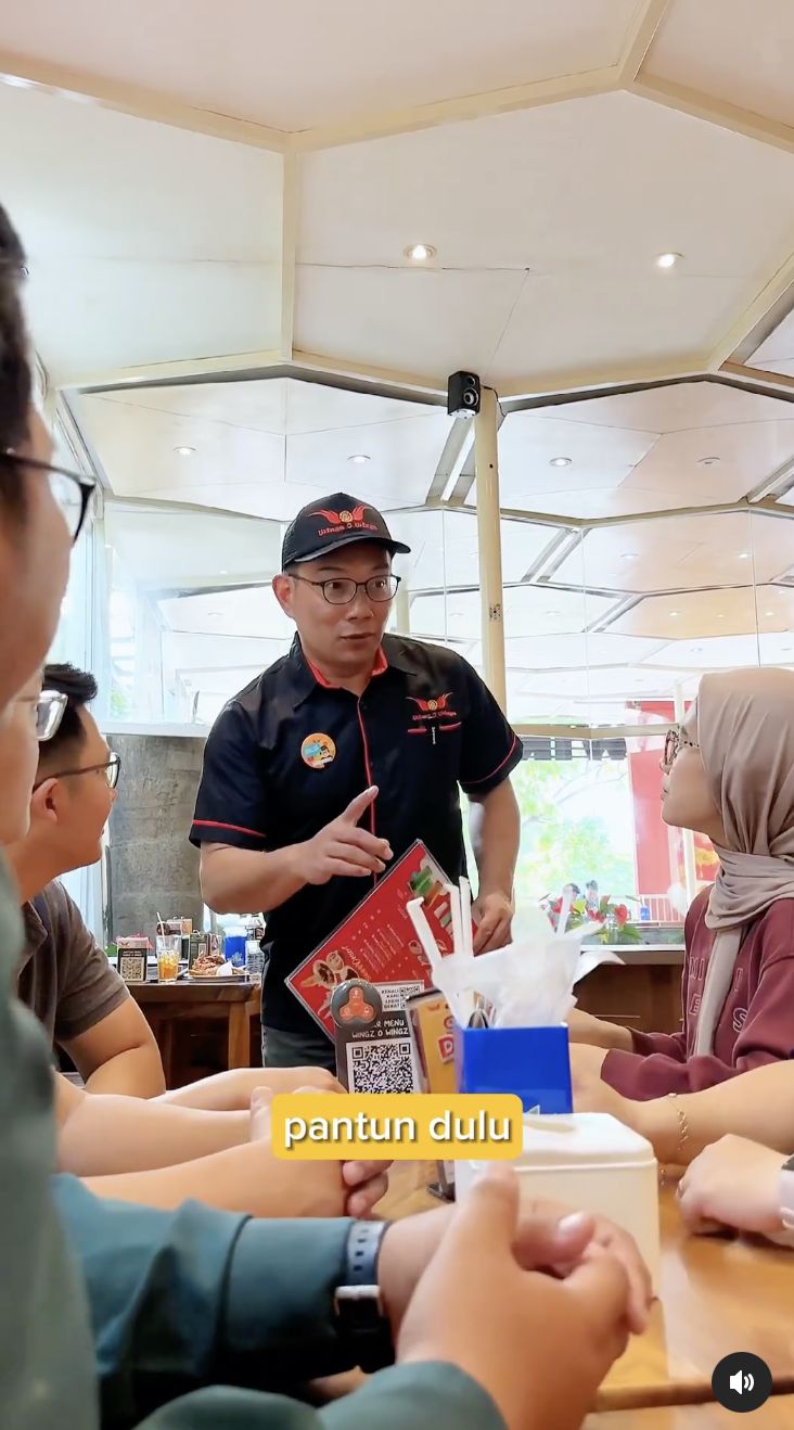 Aksi Ridwan Kamil Jadi Food Vlogger, Promosikan Bakso Enak di Bandung