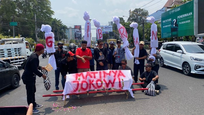 Aksi warga yang menamakan diri Gerakan Rakyat Jogja Melawak(n) di Jogja, Senin (23/10/2023).