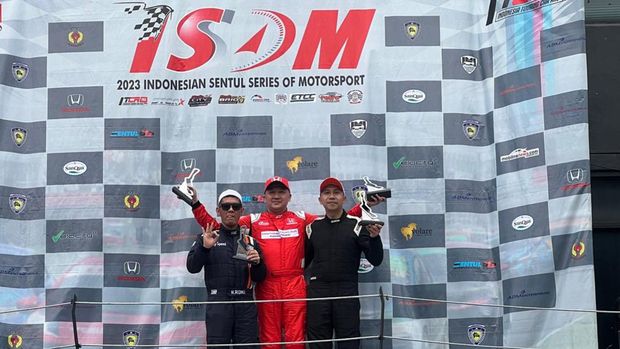 Dua pebalap Honda Racing Indonesia Alvin Bahar dan Avila Bahar meraih podium di putaran kelima ISSOM 2023.