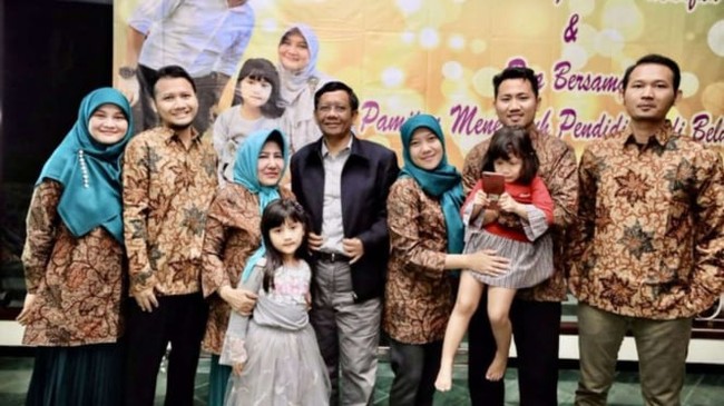 Mohammad Ikhwan Zein merupakan putra pertama dari cawapres Mahfud MD dan Zaizatun Nihayati. Ikhwan merupakan lulusan Fakultas Kedokteran Universitas Gadjah Mada, Universitas Indonesia dan University of Amsterdam untuk memperoleh gelar S3. Dikenal sebagai dokter Ikhwan, pada tahun 2016 hingga 2020 dirinya menjadi bagian dari komite medis Persatuan Sepakbola Seluruh Indonesia (PSSI). Foto: Twitter/@mohmahfudmd