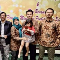 Mohammad Ikhwan Zein merupakan putra pertama dari cawapres Mahfud MD dan Zaizatun Nihayati. Ikhwan merupakan lulusan Fakultas Kedokteran Universitas Gadjah Mada, Universitas Indonesia dan University of Amsterdam untuk memperoleh gelar S3. Dikenal sebagai dokter Ikhwan, pada tahun 2016 hingga 2020 dirinya menjadi bagian dari komite medis Persatuan Sepakbola Seluruh Indonesia (PSSI). Foto: Twitter/@mohmahfudmd