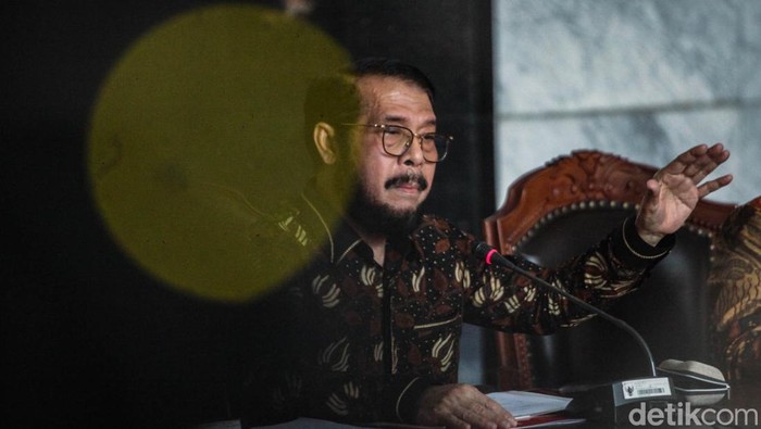 Anwar Usman Bicara Polemik Putusan MK soal Usia Minimal Cawapres Ketua MK Anwar Usman membantah ada konflik kepentingan soal gugatan usia minimal capres-cawapres. Hal itu disampaikan Anwar Usman dalam jumpa pers di MK.