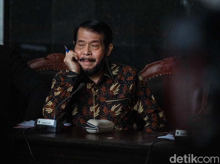 Ketua MK Anwar Usman membantah ada konflik kepentingan soal gugatan usia minimal capres-cawapres. Hal itu disampaikan Anwar Usman dalam jumpa pers di MK.