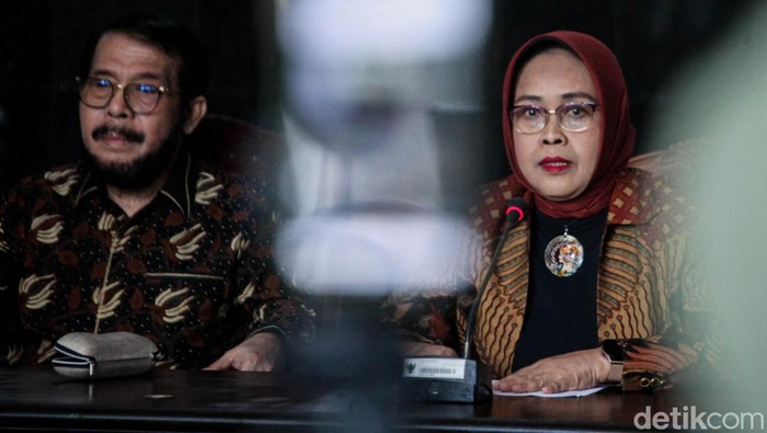 Anwar Usman Bicara Polemik Putusan MK soal Usia Minimal Cawapres Ketua MK Anwar Usman membantah ada konflik kepentingan soal gugatan usia minimal capres-cawapres. Hal itu disampaikan Anwar Usman dalam jumpa pers di MK.
