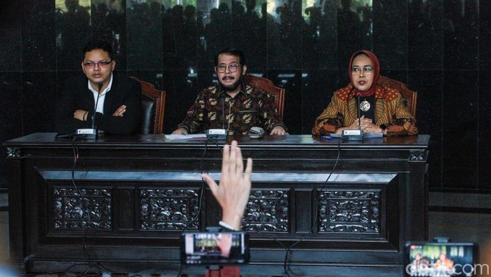 Anwar Usman Bicara Polemik Putusan MK soal Usia Minimal Cawapres Ketua MK Anwar Usman membantah ada konflik kepentingan soal gugatan usia minimal capres-cawapres. Hal itu disampaikan Anwar Usman dalam jumpa pers di MK.