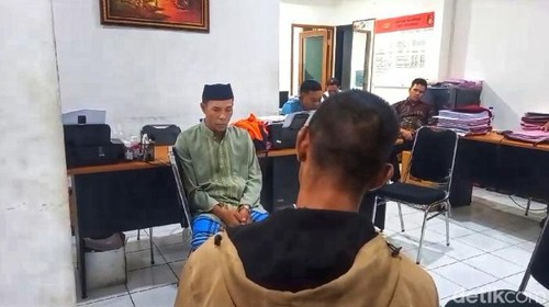 Tersangka penganiayaan anak kandung hingga tewas dimintai keterangan di ruang penyidik Polresta Mataram.