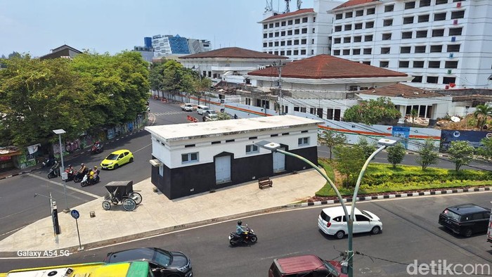 Total ada tiga Babon ANIEM di Jogja yakni di Abu Bakar Ali, Kotagede, dan Kotabaru. Ketiga kawasan ini dulunya merupakan permukiman elite dan pusat kota sehingga menjadi daerah teraliri listrik pertama pada 1914 silam. 

Foto diunggah Senin (23/10/2023).