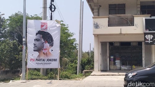 Baliho dengan tulisan PSI Partai Jokowi di jalan Van Beckum Labuan Bajo, Kabupaten Manggarai Barat, Nusa Tenggara Timur (NTT).