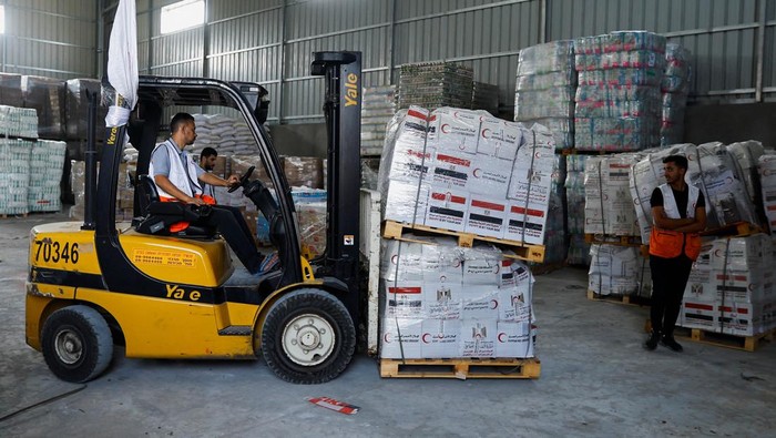 Red Crescent workers sort aid before being distributed to Palestinians, as the conflict between Israel and Palestinian Islamist group Hamas continues, in Khan Younis in the southern Gaza Strip, October 23, 2023. REUTERS/Ibraheem Abu Mustafa