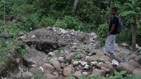 Warga melihat kondisi sisa-sisa benteng Fuerza Nueva yang terbengkalai di Kelurahan Kastela, Kota Ternate, Maluku Utara, Minggu (22/10/2023).