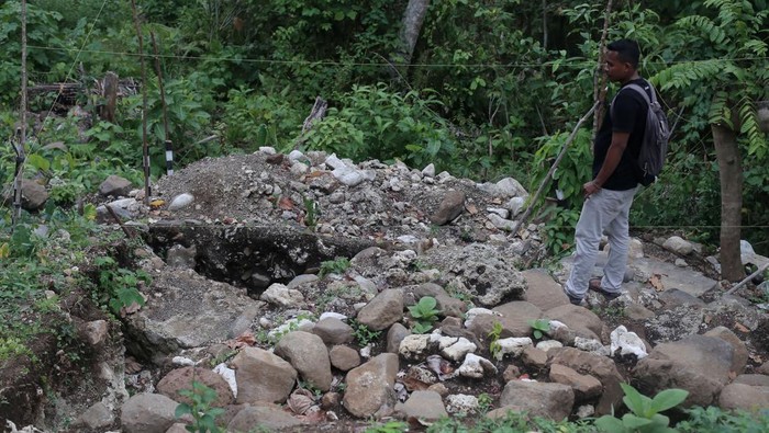 Warga melihat kondisi  sisa-sida benteng Fuerza Nueva yang terbengkalai di Kelurahan Kastela, Kota Ternate, Maluku Utara, Minggu (22/10/2023). Benteng Fuerza Nueva merupakan salah satu cagar budaya peninggalan Spanyol di Ternate yang dibagun pada 1606-1607 yang menjadi saksi penyebaran ajaran Katolik di Nusantara. namun saat ini kondisinya terbengkalai. Kini benteng tersebut telah di ekskavasi oleh Balai Pelestarian Kebudayaan Wilayah (BPKW) XXI Maluku Utara untuk penyelamatan terhadap benteng yang sudah berusia 500 tahun lebih yang diharapkan menjadi edukasi sejarah di daerah itu.
ANTARA FOTO/Andri Saputra/nz