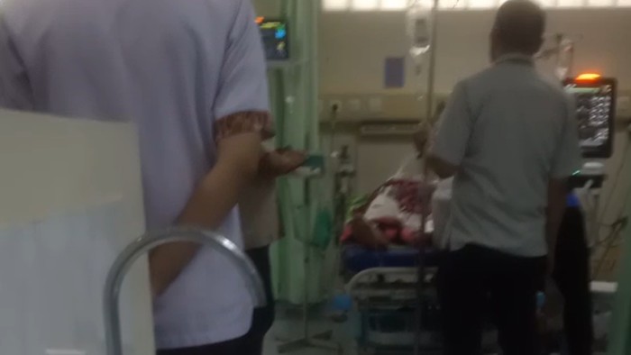 Bokong pemuda di Makassar tertusuk balok saat mau padamkan kebakaran.