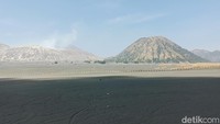 Selain Gunung Bromo, di kawasan tersebut juga ada Gunung Batok, Gunung Watangan, Gunung Widodaren, Gunung Kursi, padang savana, lautan pasir, serta bukit-bukit yang membentuk dinding Kaldera Tengger. Di sisi selatan, ada Gunung Semeru dengan puncaknya Mahameru. (M Rofiq/detikJatim)
