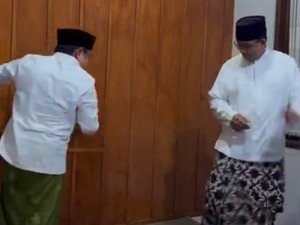 Kocak! Cak Imin Selepet Anies Pakai Sarung