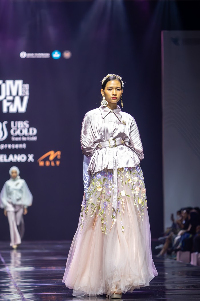 Caren Delano dan 3 Desainer Fashion Muslim Bikin JMFW 2024 Berkilau Emas Caren Delano dan 3 Desainer Fashion Muslim Bikin JMFW 2024 Berkilau Emas