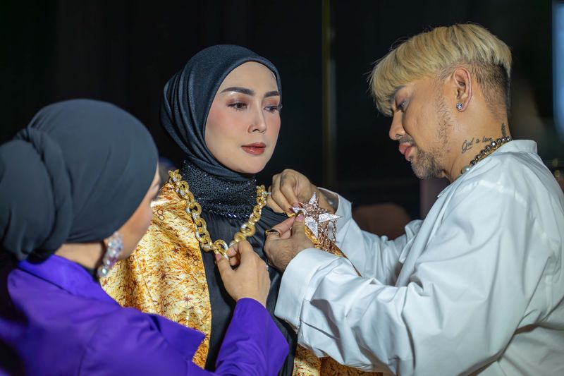 Caren Delano dan 3 Desainer Fashion Muslim Bikin JMFW 2024 Berkilau Emas