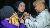 UBS Gold berkolaborasi dengan Caren Delano megajak sekaligus tiga pelaku industri fashion muslim tanah air yaitu Donna Privé, MDLY & OPIE OVIE di Jakarta Muslim Fashion Week 2024. 
