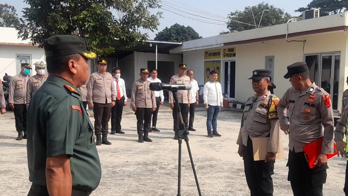 Danramil 07 Pondok Aren Mayor Sidiq pimpin apel polisi di Polsek Pondok Aren.
