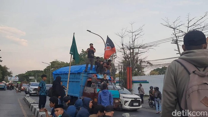 Demo mahasiswa di Jalan Sultan Alauddin, Makassar, Sulsel.