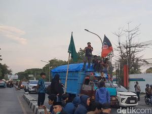 Demo Mahasiswa di Depan Kampus UIN Alauddin Makassar, Lalin Macet 1 Km