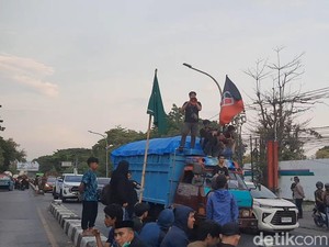 Demo Mahasiswa di Depan Kampus UIN Alauddin Makassar, Lalin Macet 1 Km