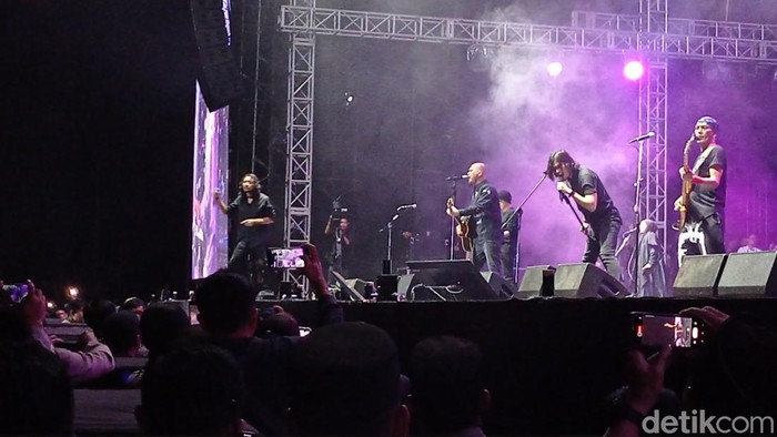 Dewa 19 saat konser di Tasikmalaya akhir pekan lalu.