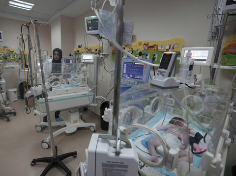 Dokter Palestina merawat bayi yang lahir prematur di Rumah Sakit Al Aqsa di Deir el-Balah, Jalur Gaza, Minggu, (22/10/2023). (AP Photo/Adel Hana)
