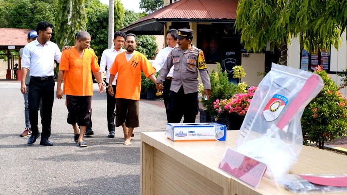 Dua pelaku menjual tramaadol secara ilegal di Aceh Utara. (Foto: Dok Polres Aceh Utara).