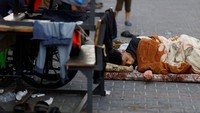 Ada juga yang harus tidur di halaman sekolah karena banyaknya pengungsi.  