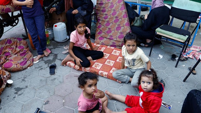 Duka Anak-anak di Pengungsian Sekolah PBB Palestinians, who fled their houses amid Israeli strikes, shelter at a United Nations-run school, after Israel's call for more than 1 million civilians in northern Gaza to move south, in Khan Younis in the southern Gaza Strip, October 14, 2023. REUTERS/Ibraheem Abu Mustafa
