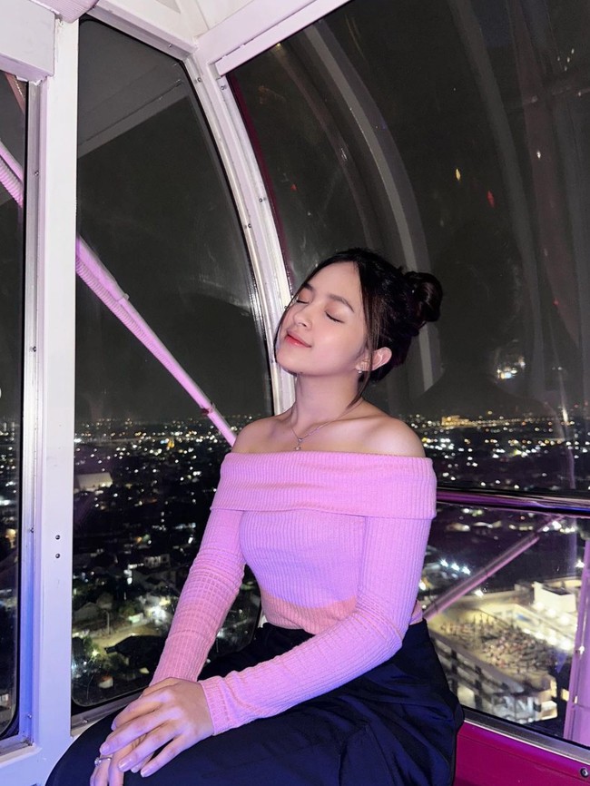 Wanita 22 tahun yang lahir di Makassar pada 14 November 2001 itu tumbuh besar di Malang, Jawa Timur. Ia merupakan lulusan SMA Katolik Rajawali dan sempat berkuliah di Taylor’s University, Malaysia, namun berhenti karena Covid-19. Foto: Instagram/@elsaajapasal